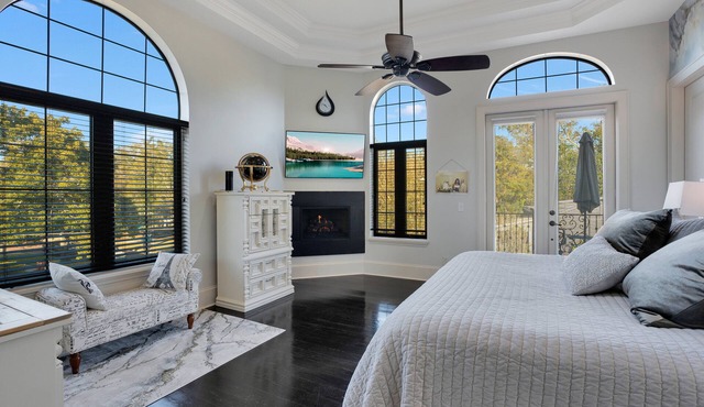 Downtown pool home 3 bedrooms, 3 full and 2 half bathrooms and outdoor kitchen