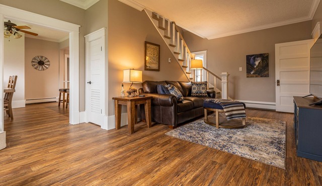 Downtown Powell Place- Walk to Downtown, large corner lot