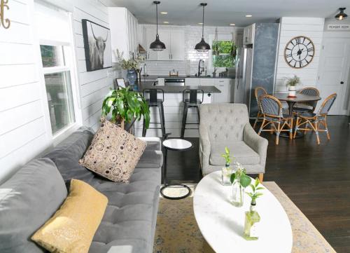 Downtown Queen Bed Comfort & Style Shared Bathroom & Lounge #6