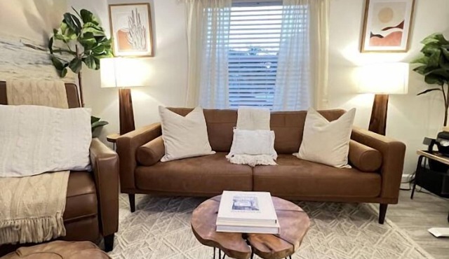 Downtown Relaxing Guest Suite near downtown with Tesla charger