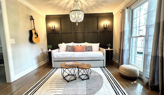 Downtown Renovated Luxury: Sleeps 10, Game Room, Fire Pit, Fenced Yard
