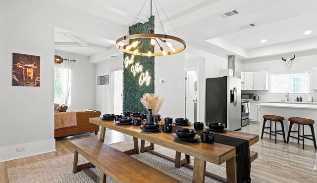 Downtown Retreat 7 Beds 3.5 Bathrooms Heated Pool Sleeps 12 Cowboy Manor