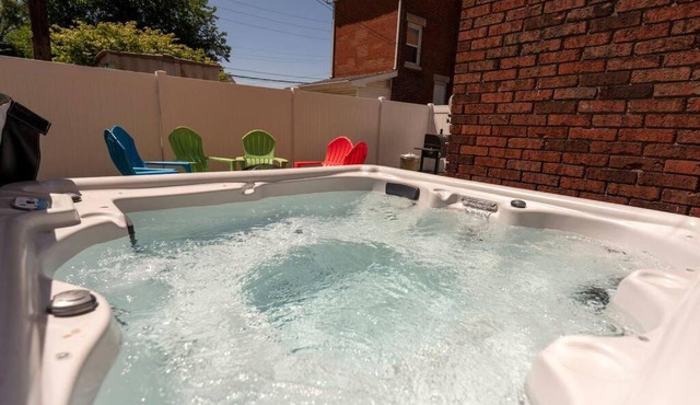 Downtown Retreat, Hot Tub, Firepit, Grill