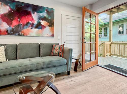 Downtown Retreat - Private Yard- Parking