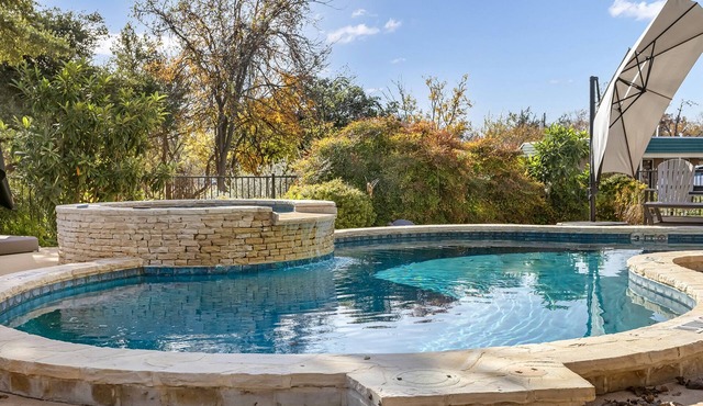 Downtown Retreat Sweet Romance | Walk to Main | Shared Pool & Hot Tub
