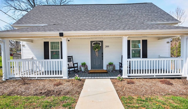 Downtown retreat- Pilot Mt. Views- perfect for families
