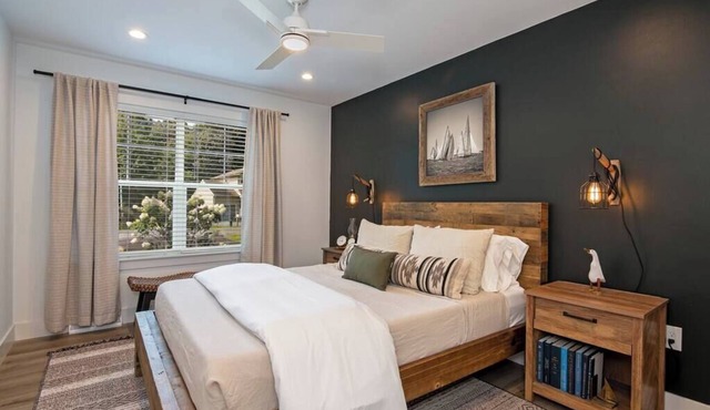 Downtown Retreat with Bikes, Fire Pit & Kayaks