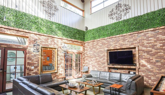 Downtown Retreats * Bamboo Loft * 3 houses *5 cars
