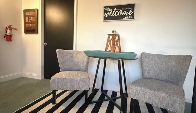 Downtown Retro Modern Flat, 3 blocks from the beach!