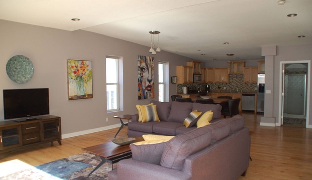 DOWNTOWN/RINO DISTRICT Beautiful 2 Bedroom 2 Bath Condo