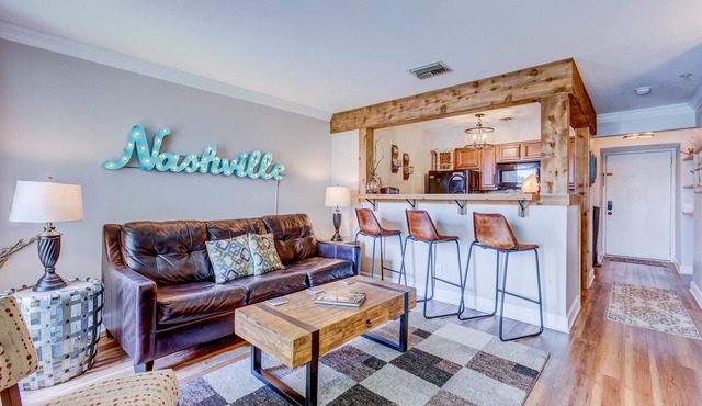 Downtown Riverfront condo ,walk to Honky Tonks