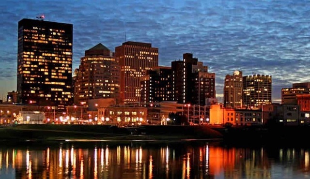 DOWNTOWN RIVERFRONT W/ CITYSCAPE VIEWS | KING BED