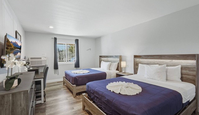 Downtown Riverside 2 Queens | Hot Tub | Breakfast Included