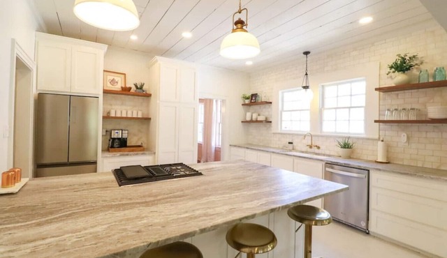Downtown Riverside Oasis: Deck, Hot Tub & More!