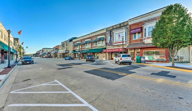 Downtown Rochelle Apt - Walk to Restaurants!
