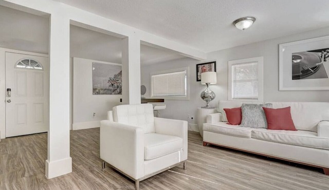 Downtown Round Rock Getaway Perfect for Couples