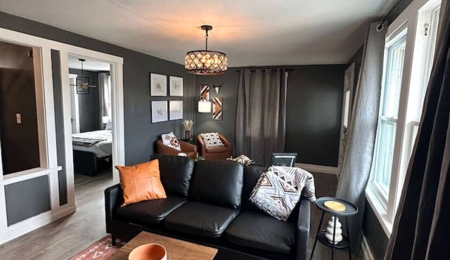 Downtown Russell 1BD/1BA Condo w/Kitchen/Fireplace/Grill/Pet-Friendly-2PP