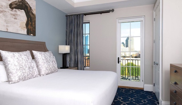 Downtown San Antonio Resort close to RiverWalk and The Alamo with Rooftop Pool and Hot tub