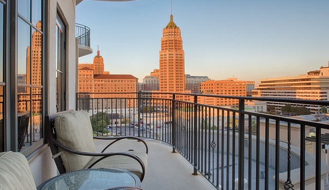 Downtown San Antonio Resort close to RiverWalk and The Alamo with Rooftop Pool and Hot tub