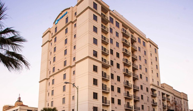 Downtown San Antonio Resort close to RiverWalk and The Alamo with Rooftop Pool and Hot tub
