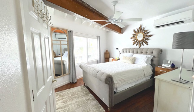 Downtown Sarasota Apartment in Historic Burns Square, South Side Walkable