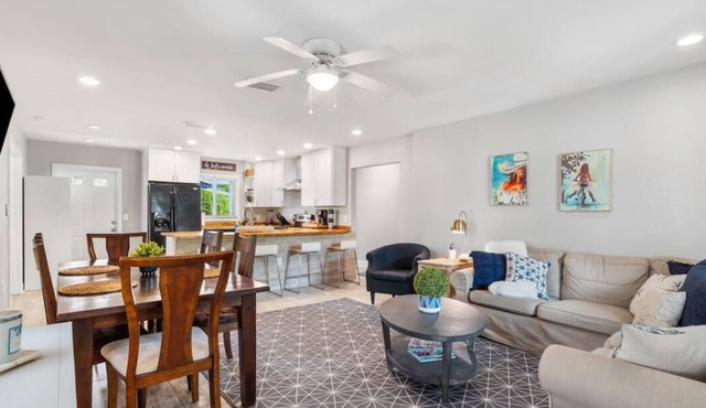 Downtown Sarasota Bayview Bungalow. Ideal location to area wide attractions