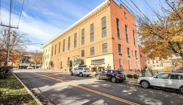 Downtown Saratoga 2BR/3BA Condo — Walk to Track Meets + Congress Park Views