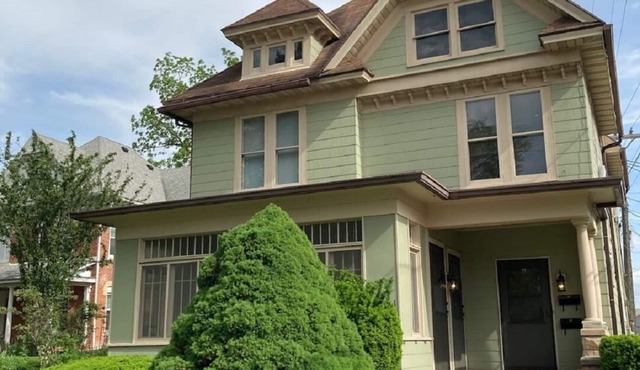 Downtown Savanna/Galena-area gem w/3-season room!