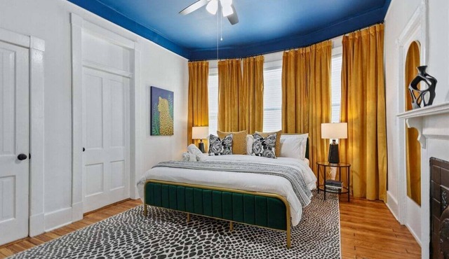 Downtown Savannah I Walk to Forsyth Park | Dogs OK l Sleeps 5