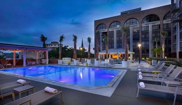 Downtown Savannah | Pool. Bar + Pet Friendly Stay