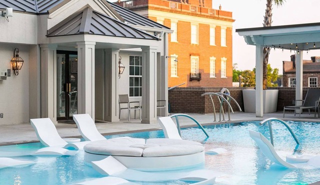 Downtown Savannah | Rooftop Pool + On-Site Bar