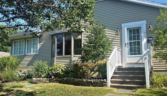 Downtown sfh, private yard, walk to everything! Beach gear & Bikes included!