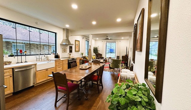 Downtown SGF! Right by MSU, Great Group Space!