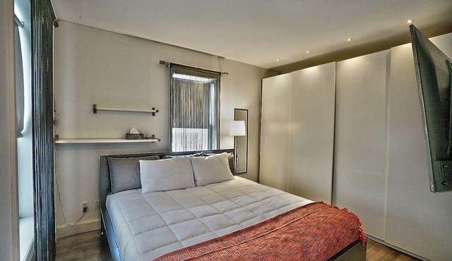 Downtown Sherby: Central, Parking, King Bed, Sleeps 3