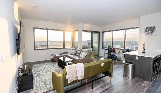 Downtown Silver Spring 2BR Luxury Apt with Rooftop Pool & Metro access