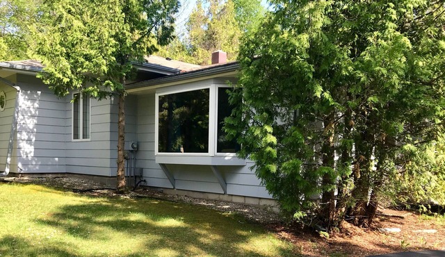 Downtown Sister Bay Cottage (walk to everything), Open Year Round.