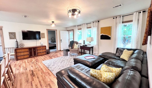 Downtown Skiatook Cottage