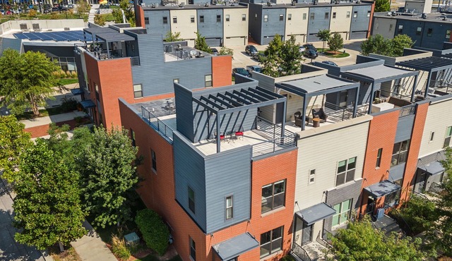 Downtown Skyline Views in Modern Townhome with Rooftop Patios