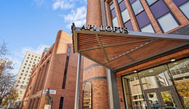 Downtown SLC 1-bedroom Luxury Suite with free parking, fitness room and WiFi