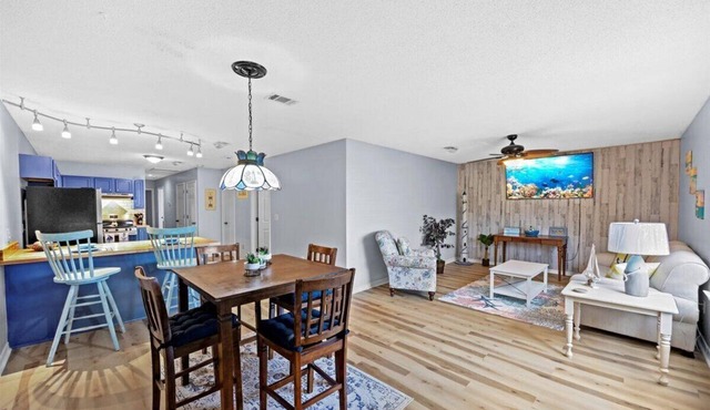 Downtown + Sleeps 15 + 18 Min to Beach! + Unit B&C