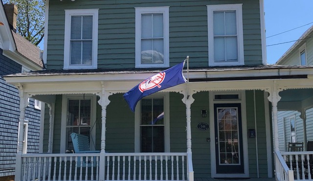 Downtown, Sleeps 9, Dog-friendly, Short Walk to the Beach