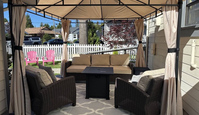 Downtown Snoqualmie Home - Hot Tub, Fully Fenced Yard - Pet Friendly!