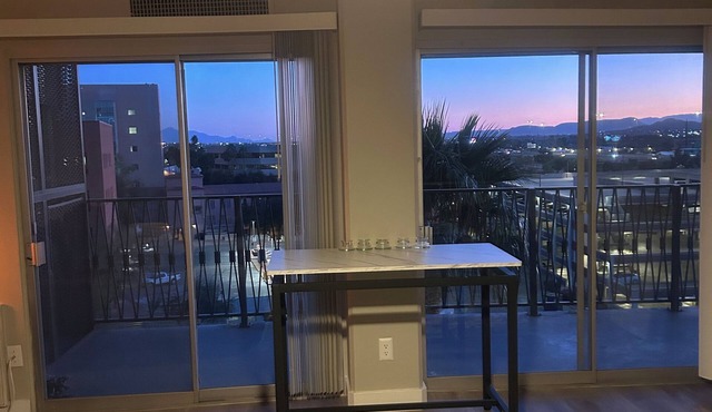 Downtown-Spacious 1bdrm, Desert Views, City Lights, Fitness Room, Pool & WiFi