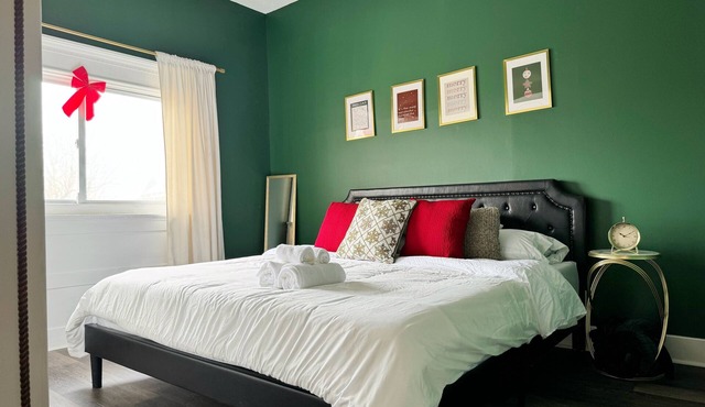 Downtown Spacious Apt with king bedroom, Formal Dining, and balcony!