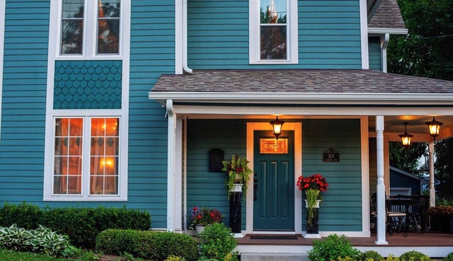 Downtown St. Charles: Walk to Bars & Restaurants