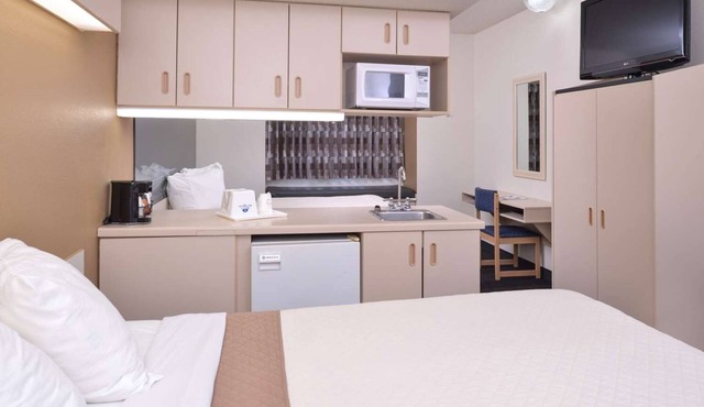 Downtown Stay | 2 Welcoming Rooms w/Complimentary Breakfast | Free Parking