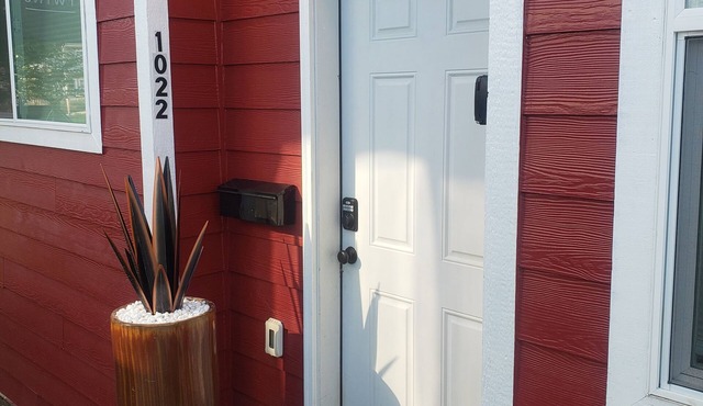 Downtown Stay at the Red Tiny Twin!