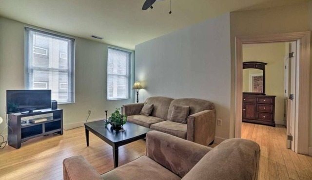 Downtown Stay Near Harbor & Stadiums