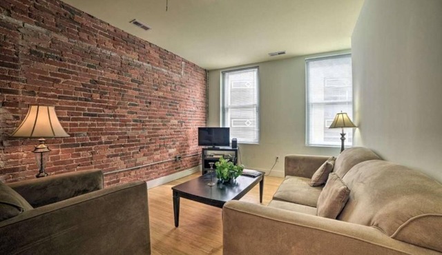Downtown Stay Near Harbor & Stadiums