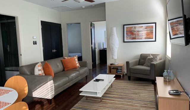 Downtown! Steps to Beach Drive restaurants, shops, and gorgeous waterfront!